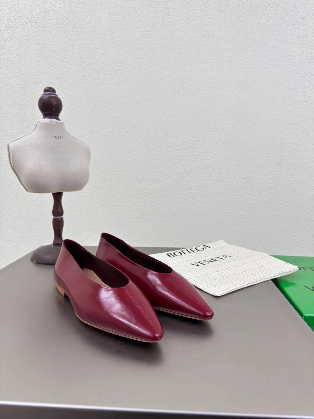 👟👟Ex-factory price 640👟👟 BV women's Sofia ballet shoes leather ballet shoes silver family elements woven series high version small round toe essential for commuting BV early autumn series are so beautiful💯 The use of elegant materials in shoes is intellectual, elegant and capable, full of high-end sense✅The design is beautiful~~ The fabric is made of original consistent lambskin and the shaping technology pursues the perfection of the internal process✅ Heel The foot pads are made of lambskin, never sloppy 🆚Original💯 Outsole technology Brand classic The new season uses Italian genuine leather outsole with clear dyeing technology and rubber square technology 💯 Comfortable and high-end flat design makes travel more comfortable and confident 35 36 37 38 39 40 41 42 (40 41 42 customized code number) Equipped with original packaging Hot glue process logo cloth bag
